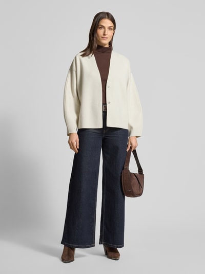 Vrouwenmodel draagt Relaxed fit gebreid jack met viscose, model 'Juice' van Vila, materiaalmix, witte kleur, geheel lichaamsaanzicht vooraan. Ruglengte maat 36: 61 cm, schouderbreedte: 45 cm, borstwijdte: 58 cm, mouwlengte: 52 cm.