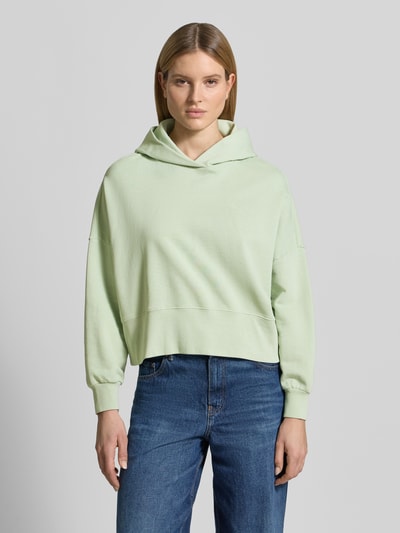Frauenmodel trägt Relaxed Fit Hoodie aus reiner Baumwolle von Marc O'Polo, Optik: Unifarben, Passform: Relaxed-Fit, Label-Print, überschnittene Schultern, Kapuze, Langarm, Ärmelabschluss und Rumpfabschluss gerippt, Materialverarbeitung: Sweat, Ganzkörperansicht von vorne.