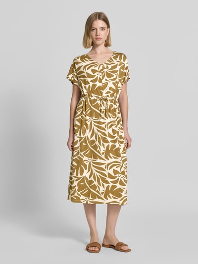 Frauenmodel trägt Midikleid mit Kordelzug und V-Ausschnitt Modell 'MARICA' von Soyaconcept im Blattmuster, Taillierter Schnitt, Lyocell-Mix mit Stretch-Anteil, Rückenlänge 117 cm, Brustweite 57 cm, Ganzkörperansicht von vorne.