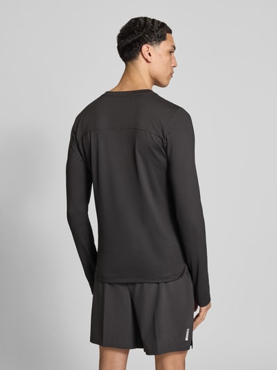Männermodel trägt Longsleeve mit Logo Modell 'CLOUDSPUN' von PUMA PERFORMANCE in Schwarz, Material-Mix mit Stretch-Anteil, Regular-Fit, Rückenlänge bei Größe M: 66 cm, Ganzkörperansicht Rückansicht.