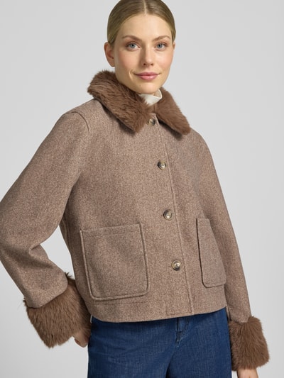 Vrouwenmodel draagt Jacke mit Kentkragen Modell 'yanna' van FREE/QUENT in bruin met rechte fit, knoopsluiting en opgestikte steekzakken, voorkant bovenlichaam close-up.
