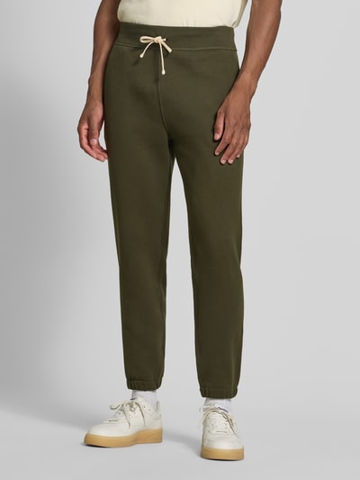 Mannenmodel draagt Relaxed Fit Sweathose uit katoenmix van Polo Ralph Lauren in olijfgroen, Heren Sweathose, close-up van het onderlichaam.
