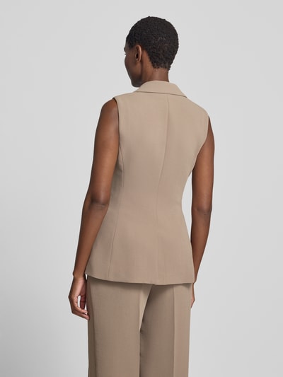 Vrouwenmodel draagt blazer mit Reverskraag Model 'Arden' van Forever New, materiaalmix met stretch, getailleerd model, ruglengte maat 36: 69 cm, geheellichaamsopname achteraanzicht.