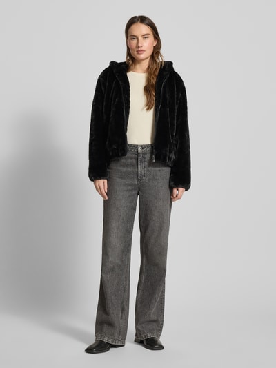 Kobiece modelka nosi Regular Fit Jacke in Webpelz-Optik od Tom Tailor Denim, czarny kolor, kaptur, zamek, długie rękawy, widok na całą sylwetkę z przodu.