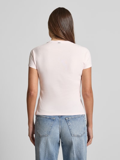 Frauenmodel trägt Regular Fit T-Shirt aus reiner Baumwolle Modell 'ECRICI' von BOSS, unifarbenes Jersey, Label-Applikation, Ganzkörperansicht Rückansicht.