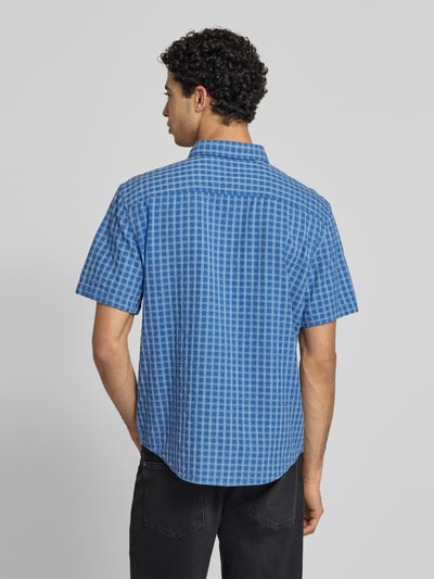 Mannelijk model draagt relaxed fit heren vrijetijdsoverhemd van puur katoen model 'AUTHENTIC BUTTON DOWN' van Levi's®, meerkleurig, geruit, button-downkraag, korte mouw, afgeronde rompzoom, oxford materiaalverwerking, labelstitching, achterpas, doorlopende knoopsluiting; rugaanzicht, geheel lichaam.
