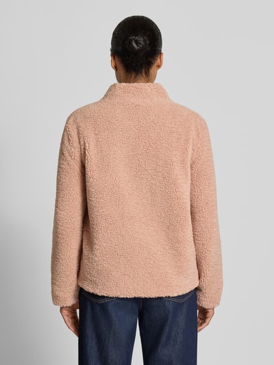 Männermodel trägt Regular Fit Jacke mit Stójka z Futerko od FUCHS SCHMITT, różowy kolor, nakładane kieszenie, listwa guzikowa, Ganzkörperansicht Rückansicht. Długość tyłu w rozmiarze 36: 59 cm, szerokość ramion w rozmiarze 36: 43 cm, szerokość klatki piersiowej w rozmiarze 36: 52 cm, długość rękawów w rozmiarze 36: 63 cm.