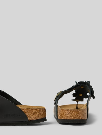 Produktfoto, Zehentrenner aus echtem Leder Modell 'GIZEH FLOWER EMBELLISHMEN' von Birkenstock in Lederoptik mit strukturierter Sohle und flacher Absatzform