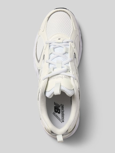 Produktfoto, Sneaker mit Logo-Detail Modell '408' von New Balance in Weiß mit abgerundeter Passform, Schnürverschluss, leichter profilierter Sohle, dezente Texturkontraste, Schafthöhe und Schaftweite passend für Größe 40
