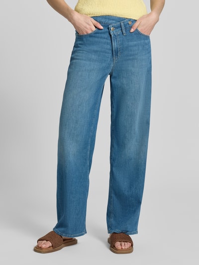 Frauenmodel trägt Regular Fit Baggy Jeans aus Baumwoll-Mix Modell 'BAGGY' von Cambio in Denim-Optik mit 5-Pocket-Design, Mid Waist, Label-Patch, Gürtelschlaufen, Knopf und verdecktem Reißverschluss, Ganzkörperansicht von vorne.