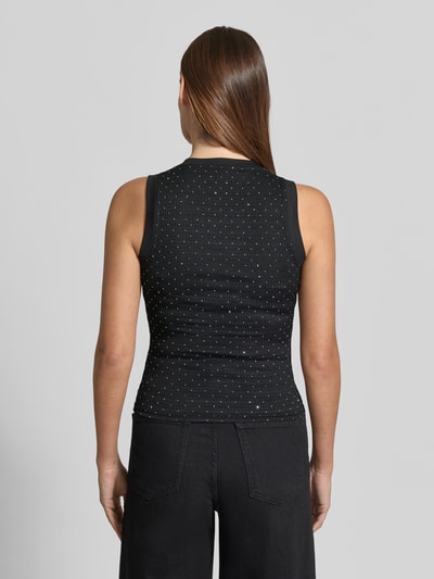 Frauenmodel trägt schwarzes Top mit Ziersteinbesatz und Rundhalsausschnitt von Guess, Slim Fit, Material-Mix, Ganzkörperansicht Rückansicht