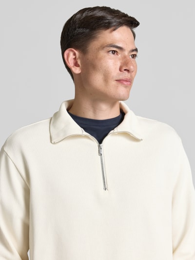 Männermodel trägt Regular Fit Troyer aus reiner Baumwolle Modell 'C-SEIDLER 55' von BOSS, Optik: Unifarben, Nahaufnahme Oberkörper.