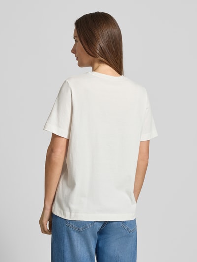 Frauenmodel trägt Regular Fit T-Shirt aus reiner Baumwolle von s.Oliver RED LABEL, efekt: jednolity kolor, krój regular fit, motyw: nadruk z motywem, okrągły dekolt, krótki rękaw, materiał: bawełna, całkowity widok z tyłu.