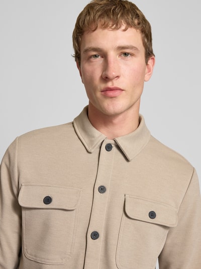 Männermodel trägt Regular Fit Hemdjacke mit leichtem Strukturmuster Modell 'NEWKODYL' von Only & Sons, unifarben, Nahaufnahme Oberkörper.