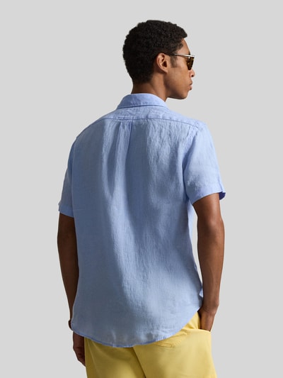 Mannelijk model draagt Regular Fit Leinenhemd mit Button-Down-Kragen van Polo Ralph Lauren, lichtblauw, puur linnen, uni, korte mouw, logo-stiksel, afgeronde zoom, doorlopende knopenrij, rugaanzicht volledige lichaamsweergave.
