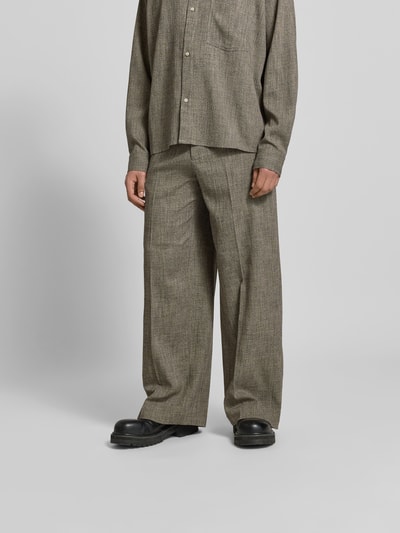 Männermodel trägt Wide Fit Stoffhose aus Viskose-Mix von WON HUNDRED in Beige mit Bügelfalten, Gesäßtaschen, Haken-Reißverschluss, Nahaufnahme Unterkörper. Innenbeinlänge 80 cm, Bundweite 43 cm, Größe 50.