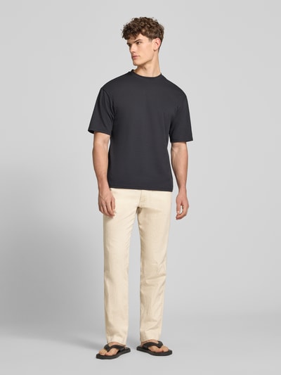 Mannenmodel draagt Relaxed Fit broek uit mix van katoen en linnen model 'KANE' van Jack & Jones, elastische band, vetersluiting, achterzakken, bandwijdte maat M 42 cm, binnenbeenlengte maat M 82 cm, full body vooraanzicht