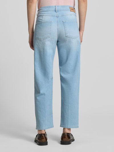 Frauenmodel trägt Jeans mit Eingrifftaschen Modell 'Evi Cool' von Angels, hellblauer Baumwoll-Elasthan-Mix, Verkürzte Passform, Ganzkörperansicht Rückansicht. Kontext: Damen Jeans von Angels, Bundweite bei Größe 36/28: 20 cm, Innenbeinlänge bei Größe 36/28: 70 cm.