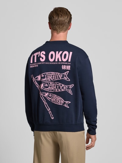 WOODBIRD Sweatshirt mit Label-Print Modell 'Cane Koi Crew' Marine 5