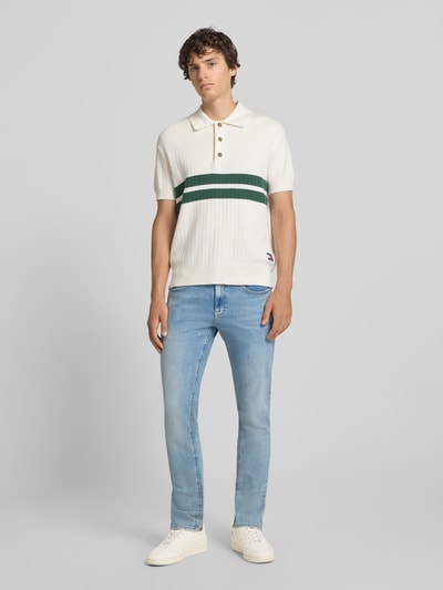 Mannelijk model draagt Slim Fit Jeans Modell 'SCANTON SLIM BI216' van Tommy Jeans in denimlook met slim fit pasvorm en 5-pocketmodel, ganzlich vooraanzicht.