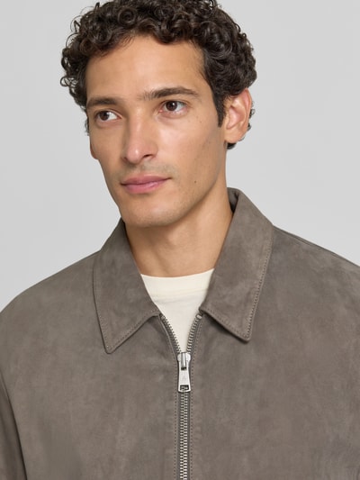 Männermodel trägt Regular Fit Lederjacke aus echtem Ziegenleder von Marc O'Polo in Taupe, glatte Struktur, Nahaufnahme Oberkörper, Herren Leder- / Kunstlederjacke.