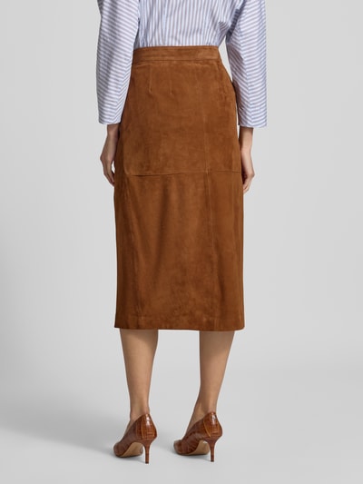 Vrouwenmodel draagt Midirock in Leder-Optik Modell 'Marmo' van Marella, bruin, recht model met loopsplit, maten volgens context, volledige achteraanzicht.