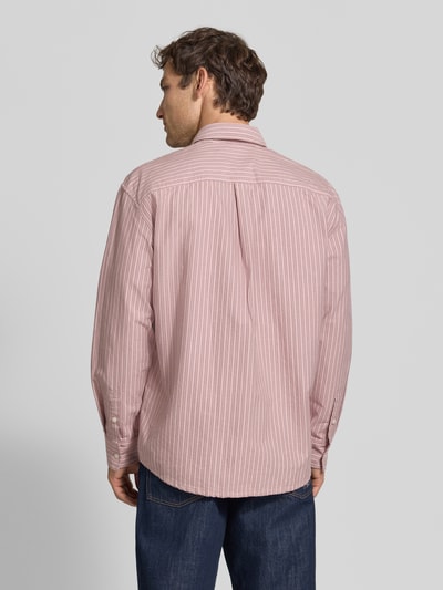 Männermodel trägt Relaxed Fit Freizeithemd aus reiner Baumwolle von Jake*s Studio Men in Rosa mit weißen Streifen, Rückenansicht.