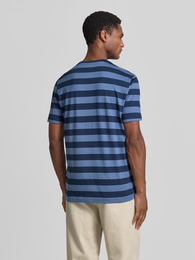 Mężczyznamodel nosi Regular Fit T-Shirt mit Logo-Stitching von Christian Berg Men z bawełny, okrągły dekolt, długość tyłu 70 cm, Ganzkörperansicht Rückansicht.