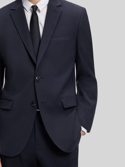 Männermodel trägt Slim Fit Anzugsakko aus Woll-Mix Modell 'ARTI' von HUGO in Melange-Optik mit Reverskragen und 2-Knopf-Verschluss, Nahaufnahme Oberkörper.