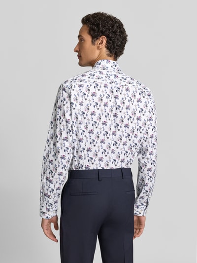 Männermodel trägt Regular Fit Businesshemd aus reiner Baumwolle mit floralem Muster von Christian Berg Men, Rückenansicht, Ganzkörperansicht Rückansicht. Reine Baumwolle, Kentkragen, florales Muster, Rückenlänge und Schulterbreite passend zur Größe, Ärmel lang.