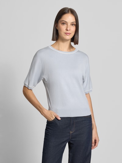 Vrouwenmodel draagt Regular Fit Pullover aus Viskose-Mix in Strick-Optik van comma, lichte tricotlook, ronde hals, 1/2-mouwen, Ganzkörperansicht van voren