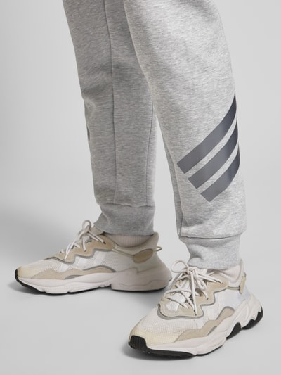adidas Sportswear Sweatpants mit elastischem Bund und Logo Mittelgrau 3