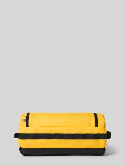 Produktfoto, Travel Canister mit Logo-Print von The North Face in Gelb mit schwarzem Boden, Reißverschluss-Hauptfach, Tragehenkel, Innenfach, Maße: 28 cm Breite, 14 cm Länge, 17 cm Tiefe