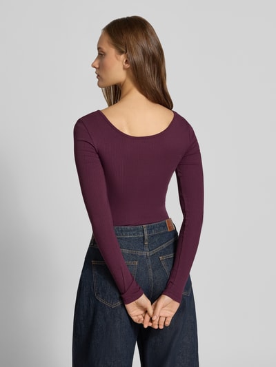 Vrouwenmodel draagt Slim Fit shirt met lange mouwen uit katoenmix Model 'KITTE' van PIECES, look: effen, rib, Ganzkörperansicht Rückansicht.