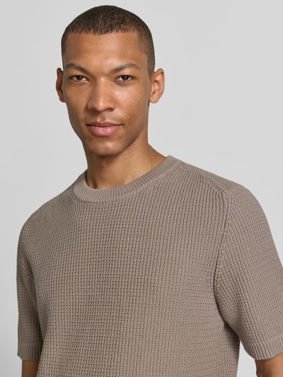 Männermodel trägt Regular Fit T-shirt uit puur katoen model 'SAFFON' van HUGO met gebreide look, structuur, labelstitching, ronde hals, korte mouw; Nahaufnahme bovenlichaam.