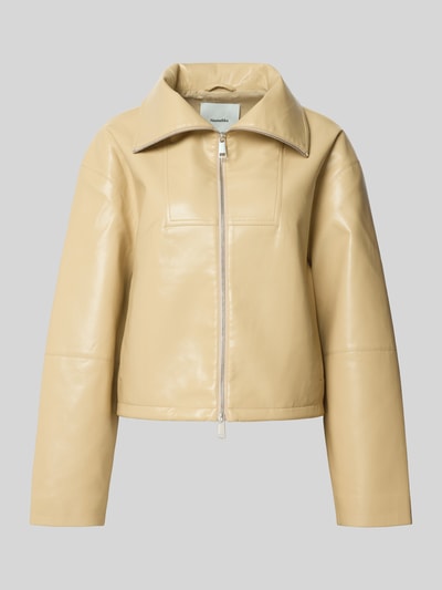 Produktfoto, Jacke mit Stehkragen von Nanushka in beigefarbener Leder-Optik, Regular-Fit, Zweiwege-Reißverschluss, Eingrifftaschen, glatte Oberfläche