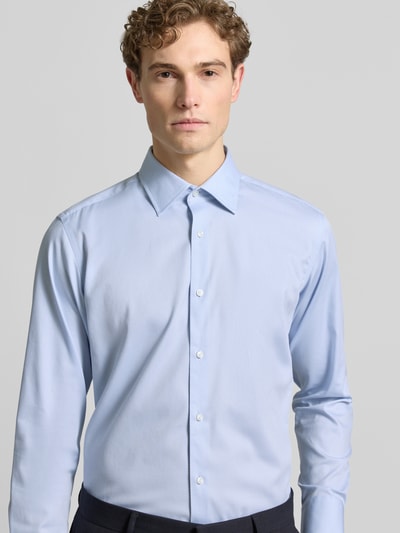Männermodel trägt Regular Fit Freizeithemd aus Baumwoll-Mix Modell 'H-JOE-K-C1-261' von BOSS, hellblau, Kentkragen, Ganzkörperansicht von vorne
