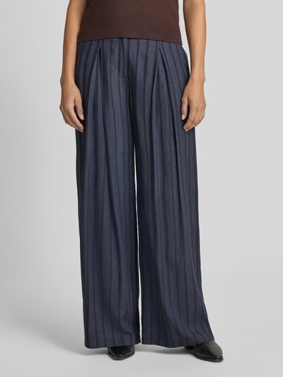 Frauenmodel trägt Weite Hose aus reiner Viskose von Jake*s Casual, dunkelblau mit feinen Streifen, glatte Textur, Nahaufnahme Oberkörper.