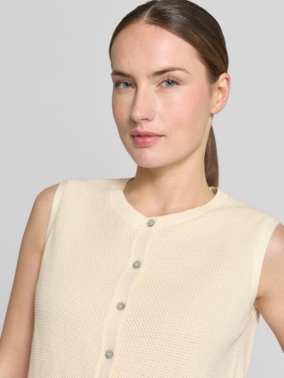 Frauenmodel trägt Weste mit Strukturmuster von Christian Berg Woman in Creme mit Knopfleiste, Rundhalsausschnitt, Reine Baumwolle, Regular-Fit, Nahaufnahme Oberkörper.