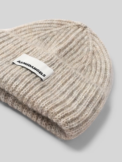Produktfoto, melierte beige Mütze aus Mohair-Mix mit Woll-Anteil Modell 'MOHAIR' von ARMEDANGELS, grobe Rippenstruktur, Damen Mütze