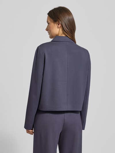 Frauenmodel trägt Regular Fit Kurzblazer aus Viskose-Mix von s.Oliver BLACK LABEL, Optik: Unifarben, Ganzkörperansicht Rückansicht.