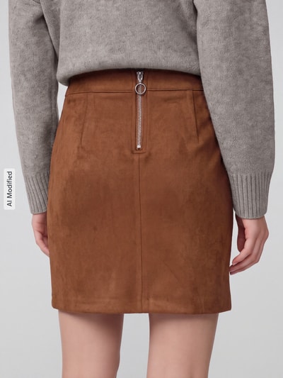 Vrouwenmodel draagt Ausgestellter Mini-Rock uit pure katoen model 'DONNADINA' van VERO MODA, bruine tinten, achterkant volledig zichtbaar, Dames Mini-rok, KI-modifiziertes Bild