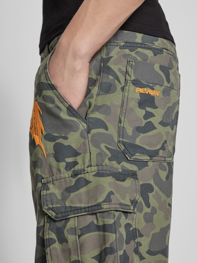 REVIEW Regular Fit Cargoshorts mit Camouflage-Muster Oliv 3