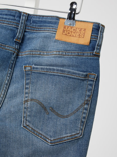 Jack & Jones Jeansy o kroju skinny fit z dodatkiem streczu model ‘Liam’ Jeansowy niebieski 4