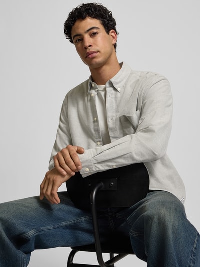 Männermodel trägt Regular Fit Freizeithemd aus reiner Baumwolle von Marc O'Polo Denim in Melange-Optik, Unifarben, Nahaufnahme Oberkörper.