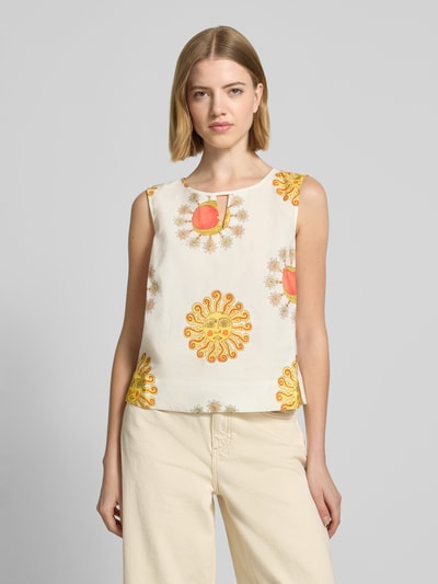 Frauenmodel trägt Regular Fit Bluse mit Schlüssellochausschnitt von More & More aus Reine Baumwolle mit Allover-Motiv-Print, Ärmelloses-Design, Rückenlänge bei Größe 36: 50 cm, helle Farben, kräftige gelbe und orange Elemente, glatte Textur, Nahaufnahme Oberkörper.