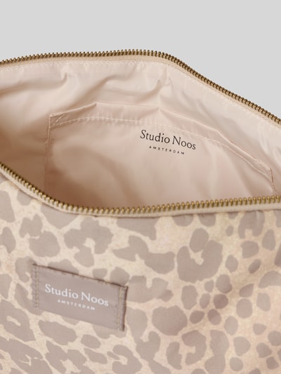 Produktfoto, Shoulder Bag mit Logo-Detail von Studio Noos, Główna przegroda z zamkiem błyskawicznym, zwierzęcy nadruk na całej powierzchni, detal z logo, Szerokość w rozmiarze 1: 38 cm, Długość w rozmiarze 1: 21 cm, Głębokość w rozmiarze 1: 10 cm, długość paska na ramię w rozmiarze 1: 66 cm