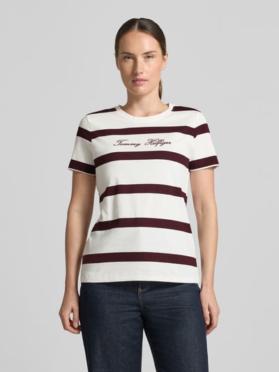 Vrouwenmodel draagt Regular Fit T-shirt uit puur katoen van Tommy Hilfiger, witte en bordeaux strepen, dames t-shirt, frontale lichaamsopname