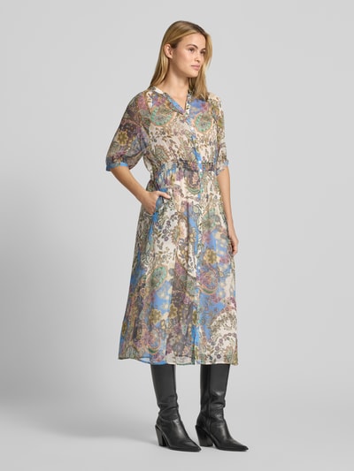 Frauenmodel trägt Midikleid mit Allover-Paisley-Print von comma, taillierte Passform, Tunika-Ausschnitt, Knopfleiste, 1/2-Arm, bunte Muster, fließende Textur, Ganzkörperansicht von vorne.