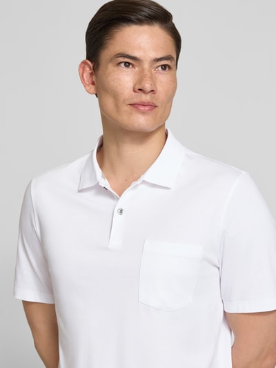 Mannelijk model draagt Regular Fit Poloshirt met borstzak van MAERZ Muenchen, puur katoen, knoopsluiting, ruglengte maat 50: 71 cm, Nahaufnahme Oberkörper.